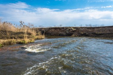 Küçük bir nehir güçlü bir akım. 