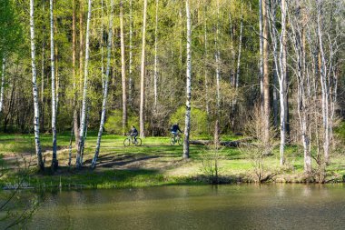 Bir erkek ve bir kız bahar orman bir bisiklet sürme, 2015 8 Mayıs.