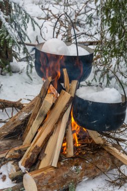 Ateşe kazanlarda erimiş kar. 