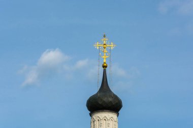 Güzel kilise kubbe bulutlu gökyüzü arka planda. 