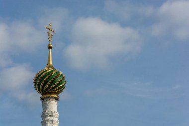 Güzel kilise kubbe bulutlu gökyüzü arka planda. 