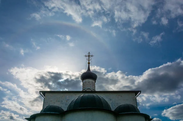 Bela cúpula da Igreja no fundo do céu nublado . — Fotografia de Stock