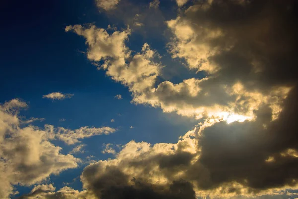 Солнце за темными кучевыми облаками . — стоковое фото