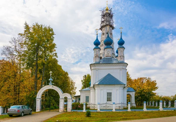 La Iglesia del Arcángel Miguel en el pueblo de Mijailovskoye — Foto de Stock