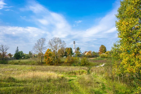 Herfst landschap in het dorp van Mikhailovskoye. — Stockfoto