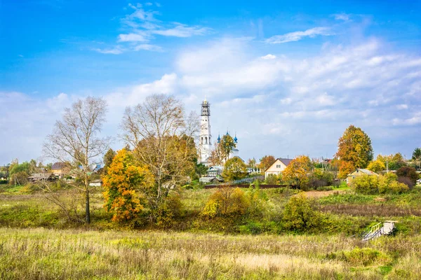 Осінній пейзаж у селі Михайлівському. — стокове фото