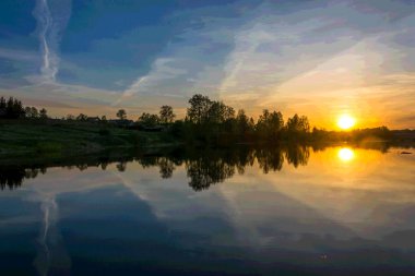 Nehirde güzel bir gün batımı. 