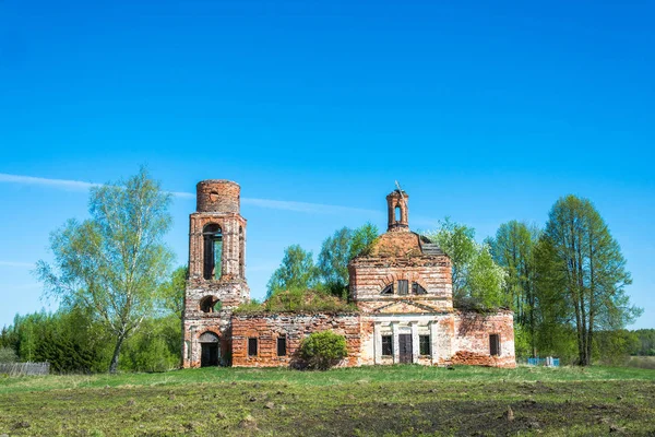 Igreja arruinada na aldeia russa . — Fotografia de Stock