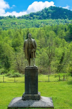 Lenin Anıtı yeşil dağların bir arka plan üzerinde. 