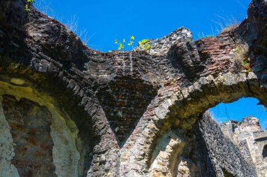 Mavi gökyüzü arka plan üzerinde antik taş duvar. 