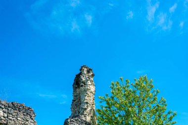 Mavi gökyüzü arka plan üzerinde antik taş duvar. 