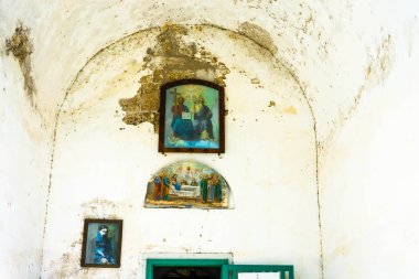 Lykhny Tapınağı girişindeki antik boyama. 