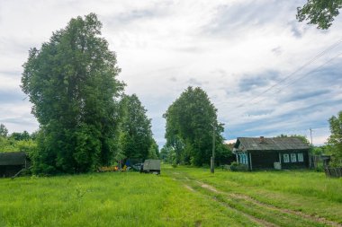 Bulutlu bir günde, Rusya kırsal manzara. 