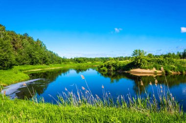 Manzara mavi nehir ile. 