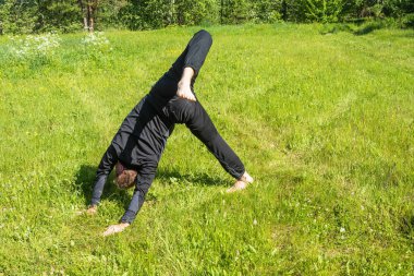 Erkek asanas çimenlerin üzerinde gerçekleştirir.. 