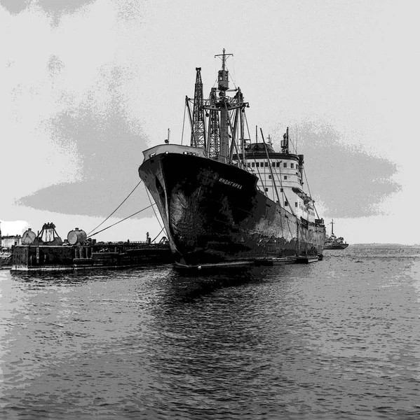 Het vrachtschip "Indigirka" ligplaats Dickson zeehaven. Foto van de — Stockfoto