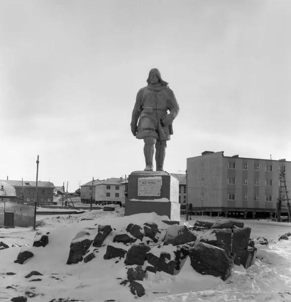 Monument polar traveler Nicephor Begichev in Dikson. — Stock Photo, Image