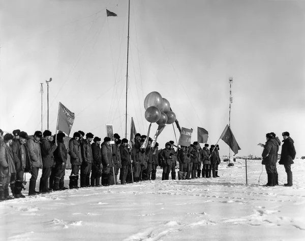 1 Mayıs kutlamaları sürüklenen kutup istasyonu Np-22. — Stok fotoğraf