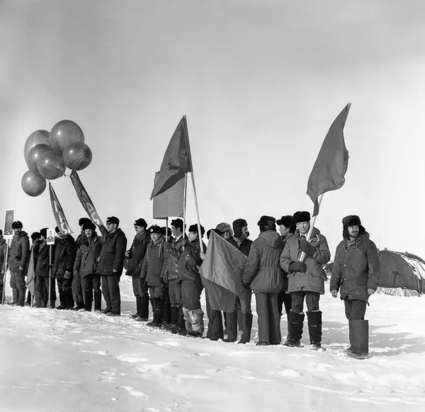 La celebración del 1 de mayo en la estación polar a la deriva NP-22 . — Foto de Stock