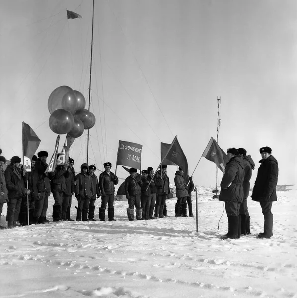 1 Mayıs kutlamaları sürüklenen kutup istasyonu Np-22. — Stok fotoğraf