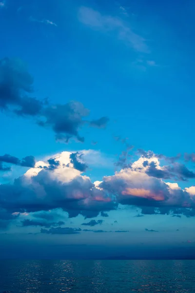 Красивые облака над озером Иссык-Куль . — стоковое фото