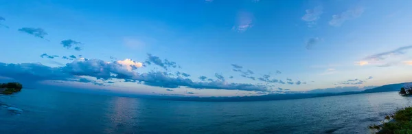 Panorama van lake Issyk-Kul, Kyrgyzstan. — Stockfoto