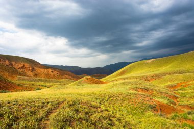 Güzel dağ manzarası Aeolian dağlarda, Kyrgyzsta