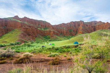 Turistler Aeolian Dağları, Kırgızistan. 