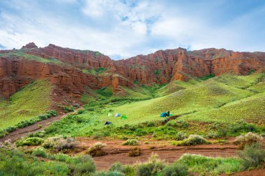 Turistler Aeolian Dağları, Kırgızistan. 