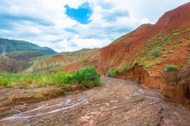 Turistler Aeolian Dağları, Kırgızistan. 