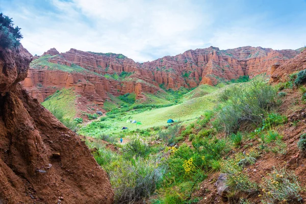 Turistler Aeolian Dağları, Kırgızistan. 