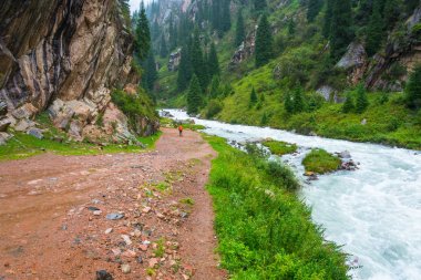Turist Grigorevsky gorge, Kırgızistan. 