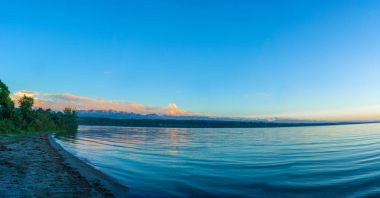 Göl: Issyk-Kul, Kyrgyzstan sessiz bir akşam. 