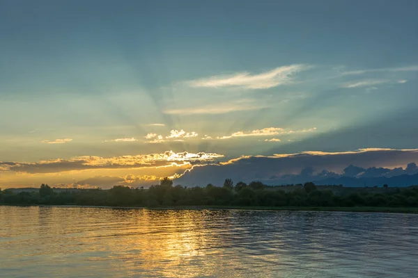 Pôr do sol no lago Issyk-Kul, Quirguistão . — Fotografia de Stock