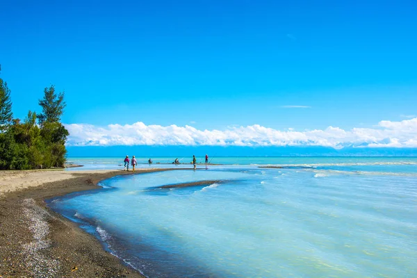 Resting on the shores of lake Issyk-Kul, Kyrgyzstan. — Stock Photo, Image