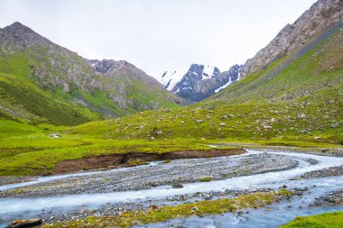 Dağ manzarası ile karla kaplı tepeler, Kırgızistan. 