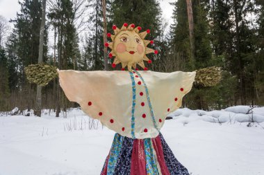 Maslenitsa parlak güzel effigy. 