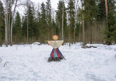 Maslenitsa parlak güzel effigy. 