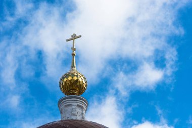 Gökyüzü arka plan üzerinde bir haç ile altın kubbesi. 