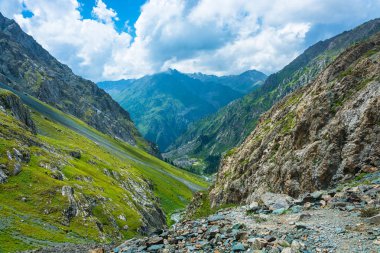 Güzel dağ manzarası, Kırgızistan. 