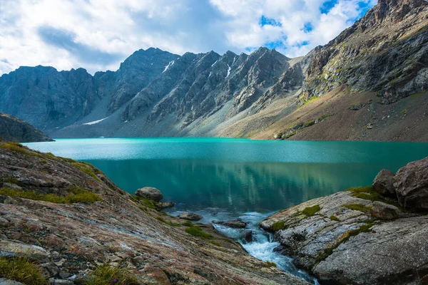 Paisagem com lago de montanha Ala-Kul, Quirguistão . — Fotografia de Stock