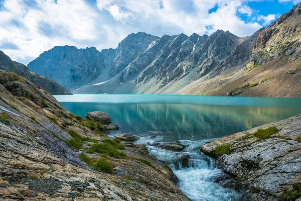 Landscape with mountain lake Ala-Kul, Kyrgyzstan. — Stock Photo, Image