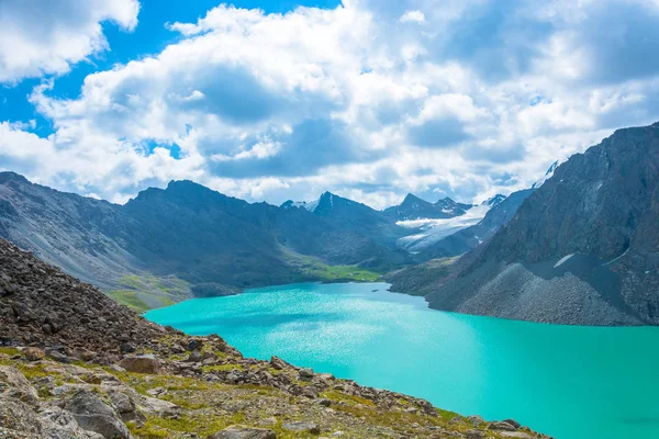 Paisagem com lago de montanha Ala-Kul, Quirguistão . — Fotografia de Stock