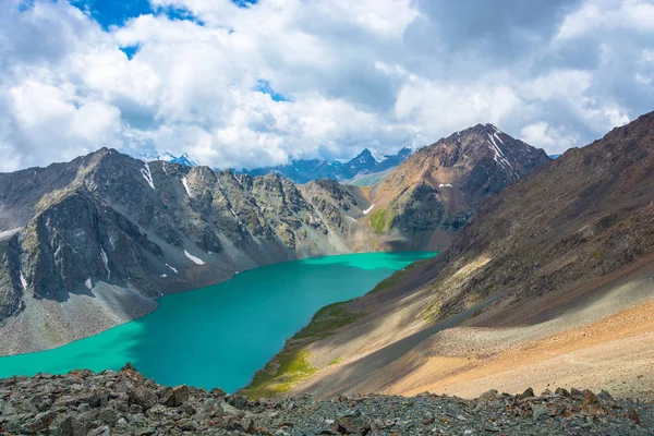 Dağ gölü Ala-Kul, Kırgızistan ile manzara. 