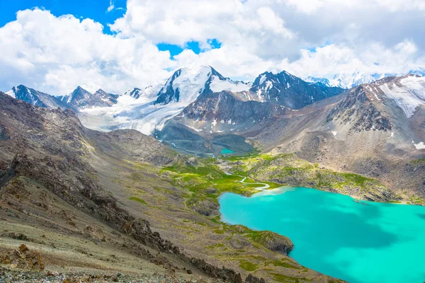 Dağ gölü Ala-Kul, Kırgızistan ile manzara. 