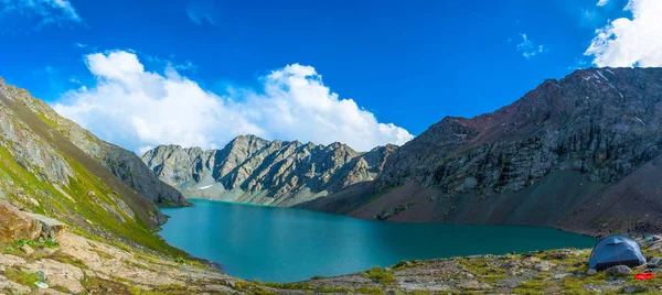 Lago de montanha Panorama Ala-Kul, Quirguistão . — Fotografia de Stock