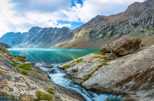 Lago montano panoramico Ala-Kul, Kirghizistan . — Foto Stock