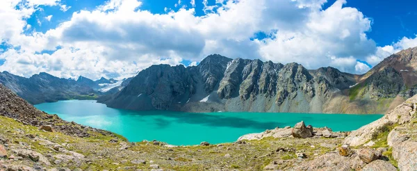Lago de montanha Panorama Ala-Kul, Quirguistão . — Fotografia de Stock
