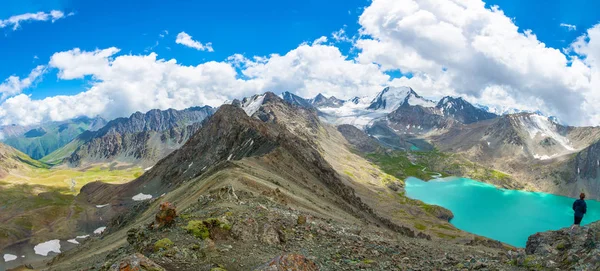 Lago de montanha Panorama Ala-Kul, Quirguistão . — Fotografia de Stock
