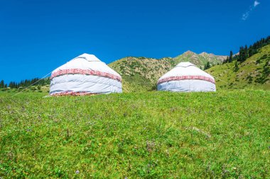 İki beyaz yurts Kırgızistan dağlarında. 